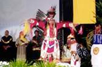 開会式で披露されたカナダ先住民族の踊り