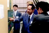 岡山大学亀井千晃教授（中央）と杉本幸雄博士（左）はポスターセッションで、プロポリスに関する独自の研究成果を発表した