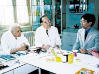 トライアン医師・ロメオ医師と、ローヤルゼリー・ プロポリスの医薬品について会談する山田代表