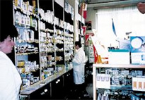 みつばち医薬品・健康食品が並ぶアピテラピアの薬局