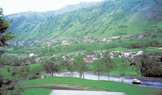 >緑したたるルーマニアの山あいの村